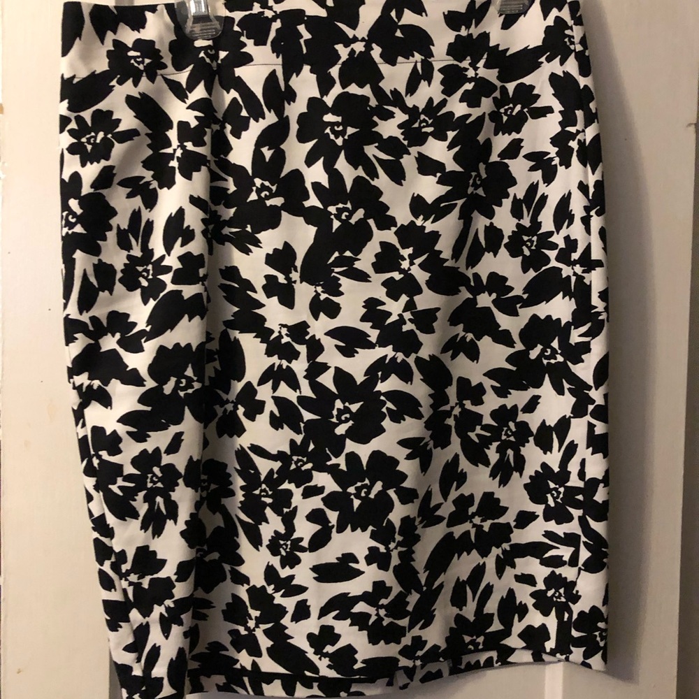 Loft black and white floral skirt, size 10